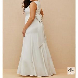 BNWT TORRID IVORY SATIN BOW BACK MERMAID WEDDING DRESS SIZE 28